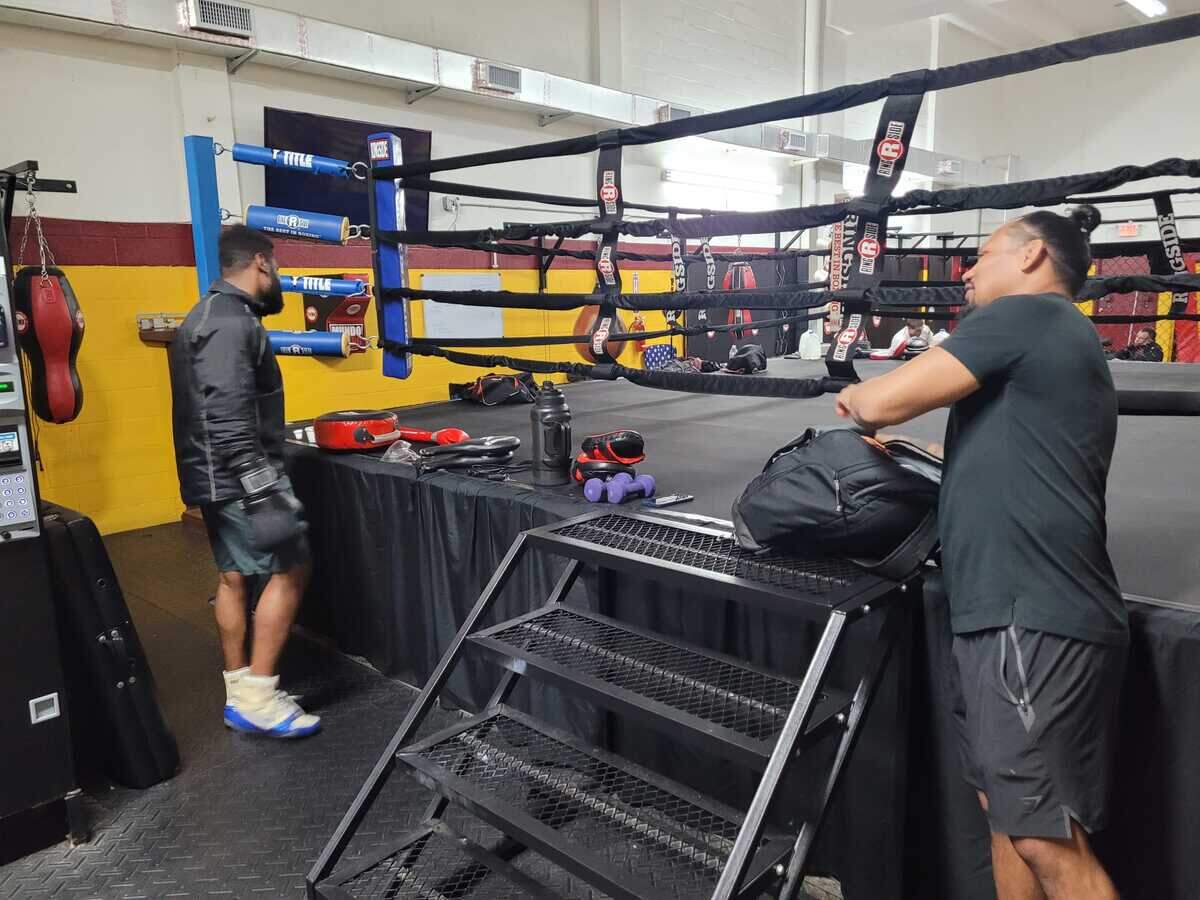 LUIS PALOMINO conversa con el cubano Irosvany Duvergel en el Tiger Gym de Miami.