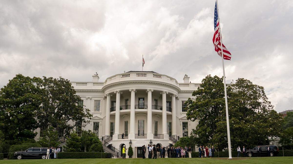 El presidente de Estados Unidos, Donald Trump (centro-derecha), y sus invitados observan cómo se iza por primera vez la bandera estadounidense en el nuevo asta ubicada en el Jardín Sur de la Casa Blanca, en Washington, DC, el 18 de junio de 2025. EFE/EPA/KEN CEDENO / POOL.