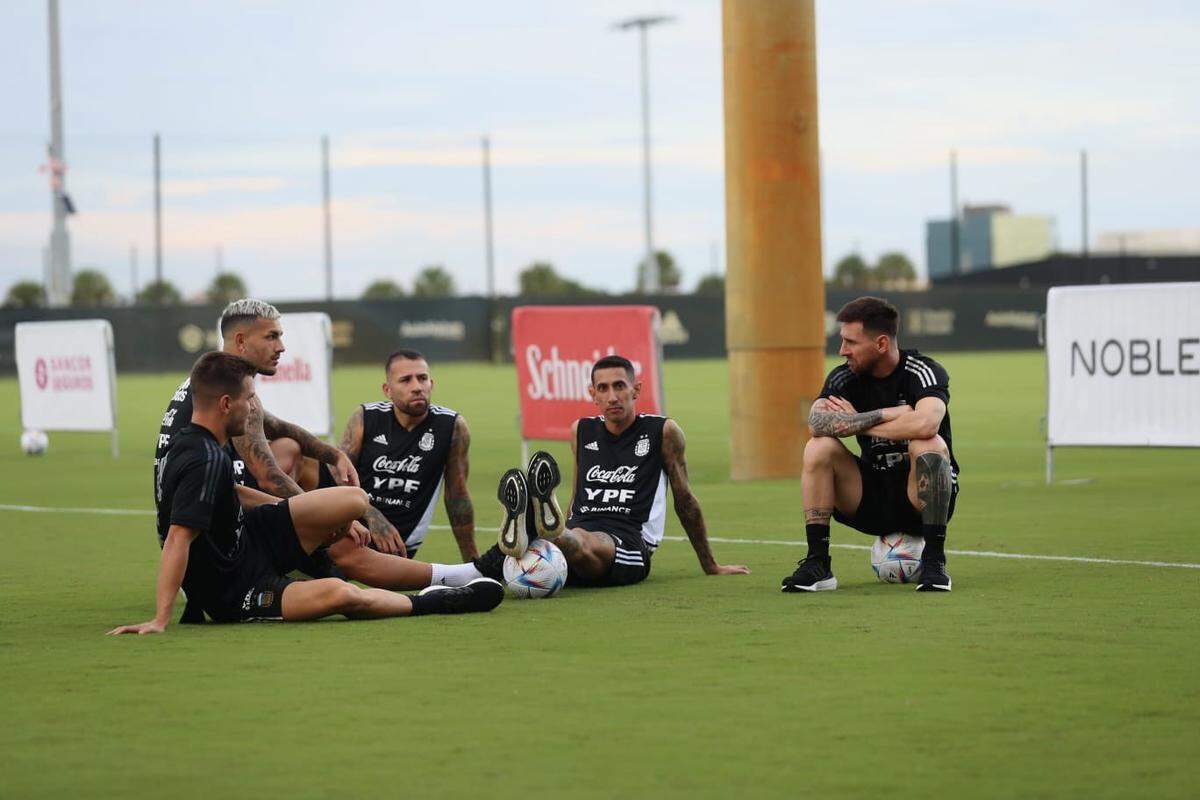 Lionel Messi, Ángel Di María, Nicolás Otamendi, Leandro Paredes y Gio Lo Celso (der. a izq.) toman un descanso en una práctica en el centro de entrenamiento del Inter Miami en Fort Lauderdale.