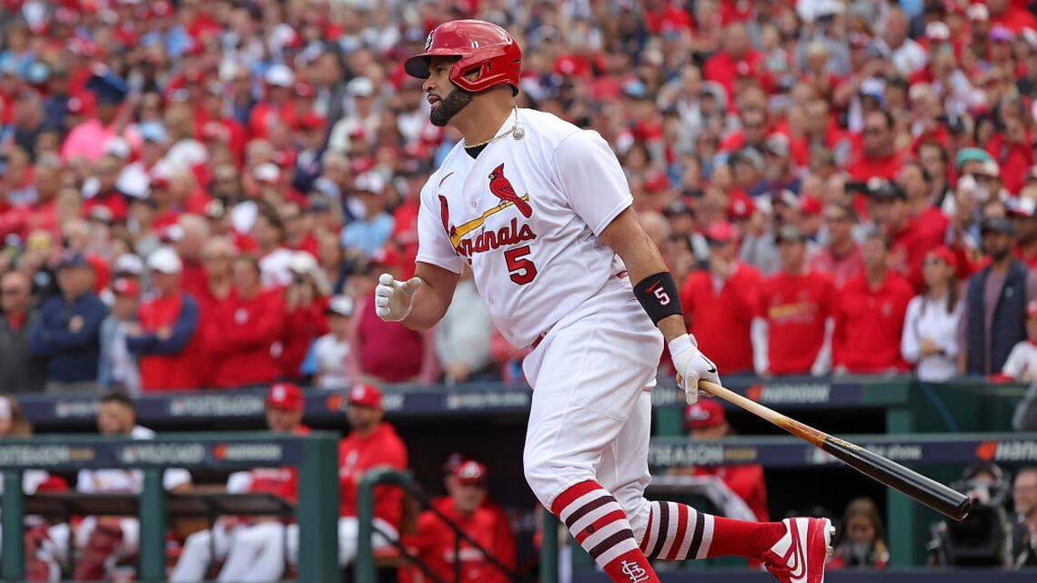 Albert Pujols sumó 703 jonrones, impulsó 2,218 carreras, anotó 1,914, pegó 3,384 imparables y promedió .296 en su carrera de 22 temporadas en Grandes Ligas.