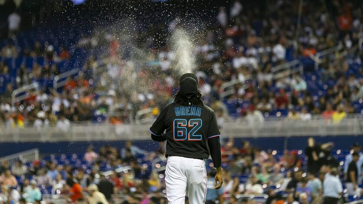 ¿Queda mala vibra entre José Ureña y Ronald Acuña? El lanzador dominicano (foto) camina hacia el box en un juego entre Marlins y Nacionales el 20 de abril.