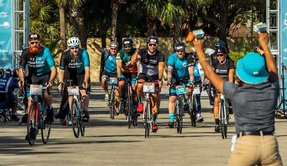 Un grupo de ciclistas que recorrieron 15 millas llegan a la meta durante el Dolphins Challenge Cancer, celebrado el 26 de febrero de 2022 en el Hard Rock Stadium de Miami Garden, Florida.