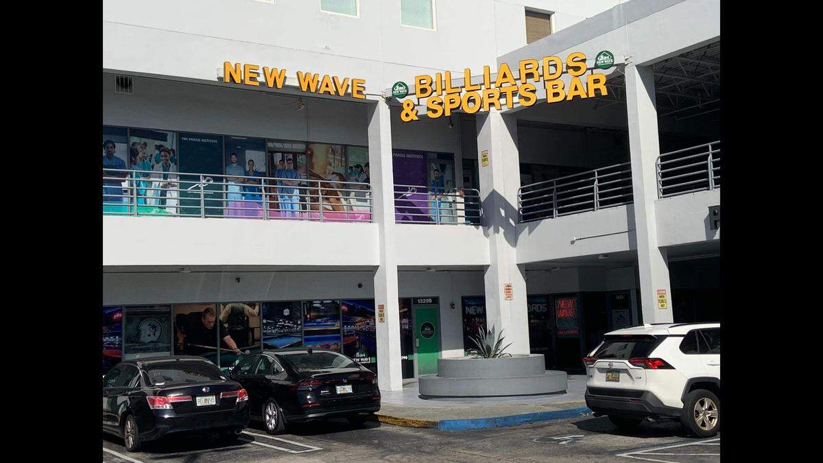 New Wave Billiards & Sports Bar, en el 1403 SW 107 Avenue, en West Miami-Dade, frente al campus principal de FIU.