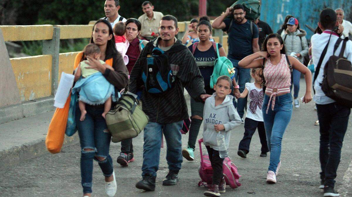 Foto de archivo del sábado 8 de junio de 2019 que muestra a ciudadanos venezolanos cruzando desde su país hacia Colombia, por el Puente Internacional Simón Bolívar, en Cúcuta, Colombia.