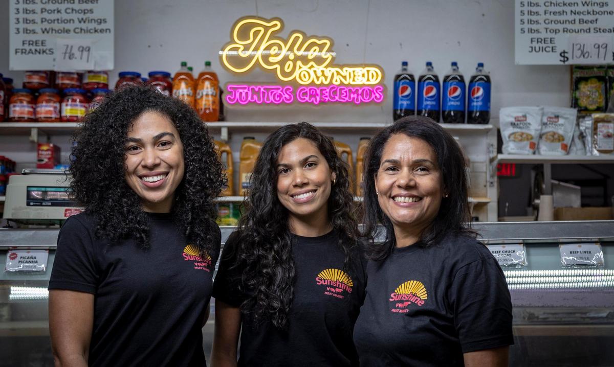 Vanessa Disla, Karissa Disla y Sterlyn Disla, dueñas de Sunshine Meat Market, en Miami Gardens, uno de los negocios beneficiados de la campaña de PepsiCo, Jefa-Owned, que tiene el objetivo de ayudar a pequeños negocios de latinas.