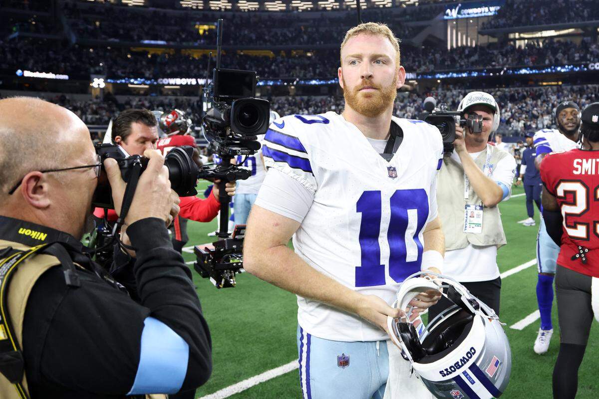 El quarterback de los Cowboys Cooper Rush camina por el campo de juego tras finalizar el partido contra los Buccaneers de Tampa Bay, celebrado el 22 de diciembre de 2024 en Arlington, Texas.
