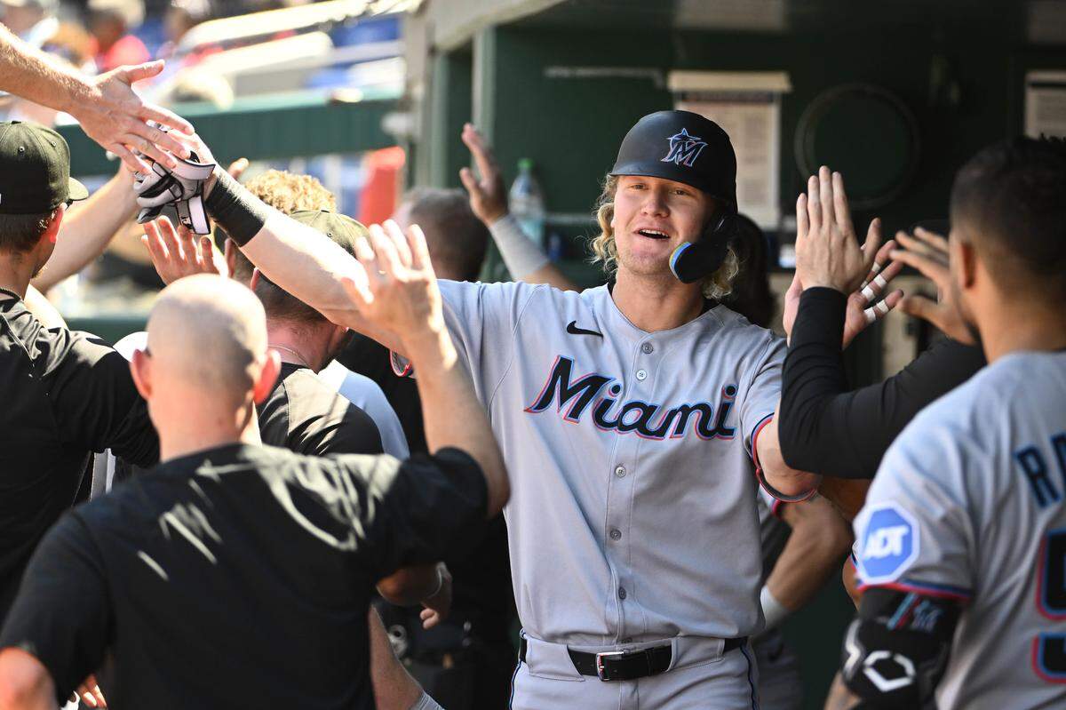 El jardinero de los Marlins de Miami Joey Wiemer es felicitado por sus compañeros de equipo tras pegar un jonrón en el quinto inning del partido ante los Nacionales, celebrado el 3 de septiembre de 2025 en Washington.