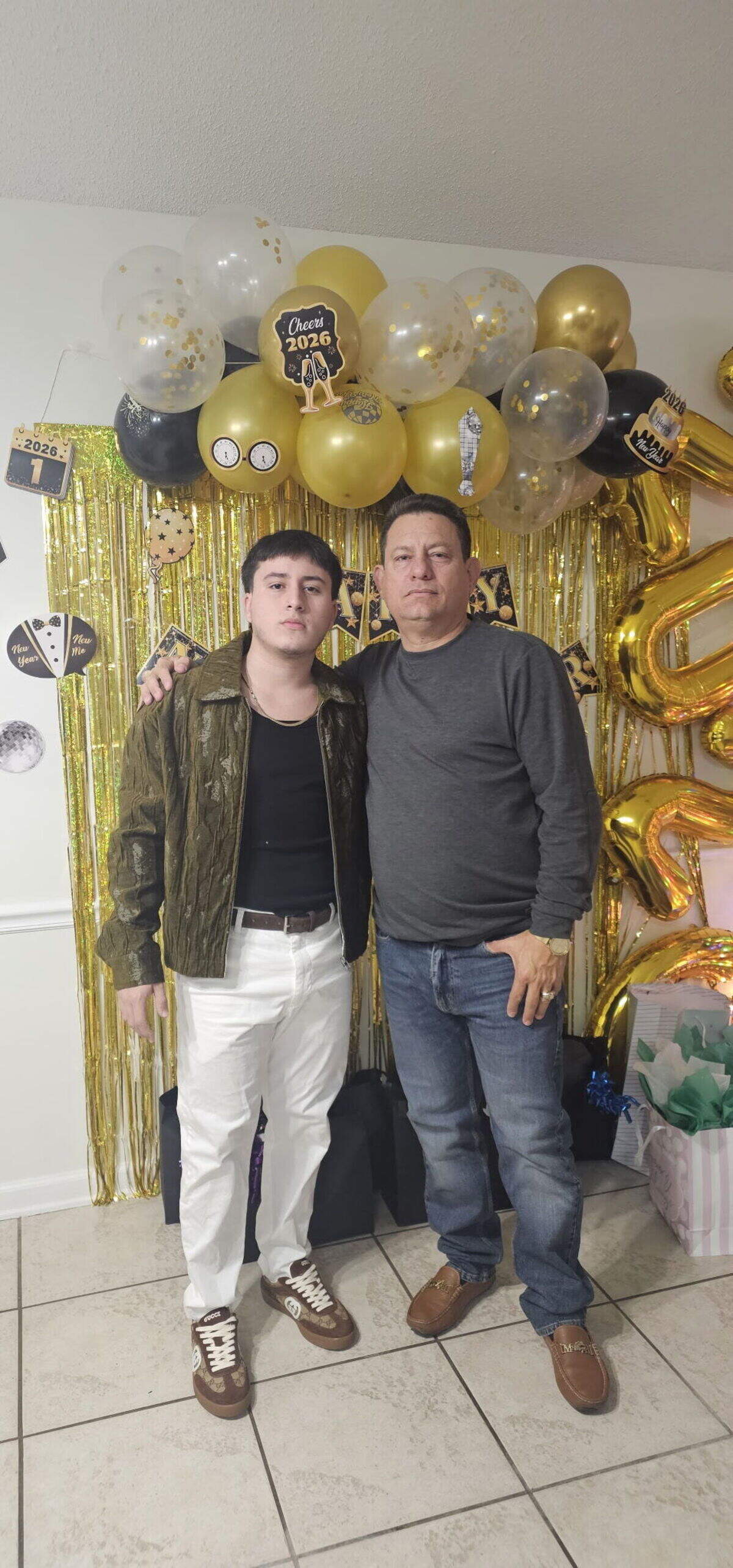 Endrys Martínez Jr., de 19 años (a la izquierda), aparece en la foto con su padre, Endrys Martínez Sr. El joven falleció el 26 de mayo tras una rinoplastia.