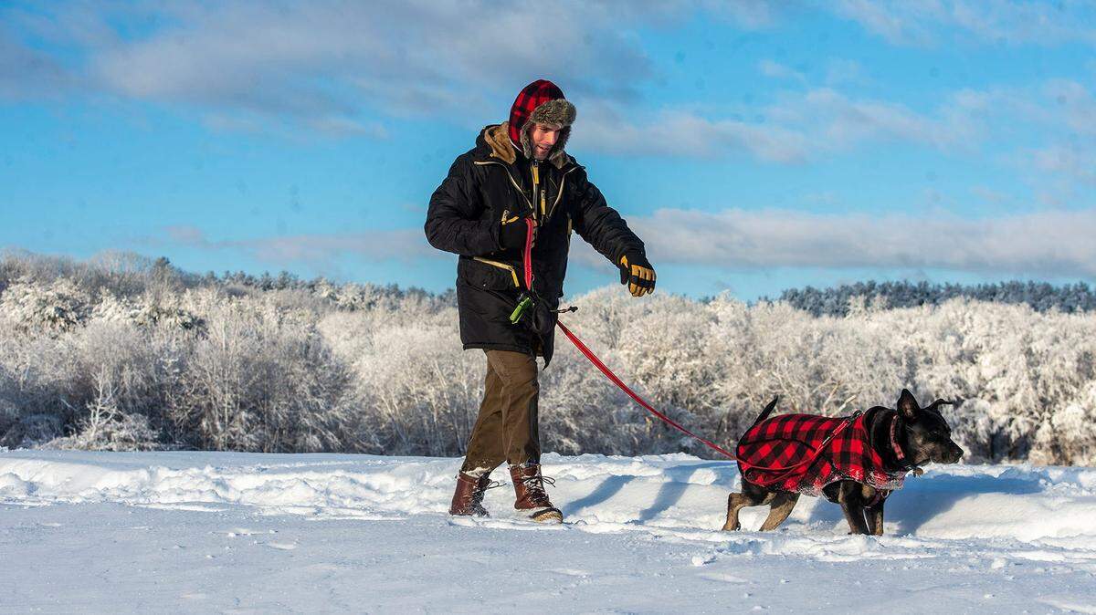 Chris Matteodo sale a pasear con su perro Riply en el Parque Estatal Callaham en Framingham, Massachusetts, el martes 8 de enero de 2024.