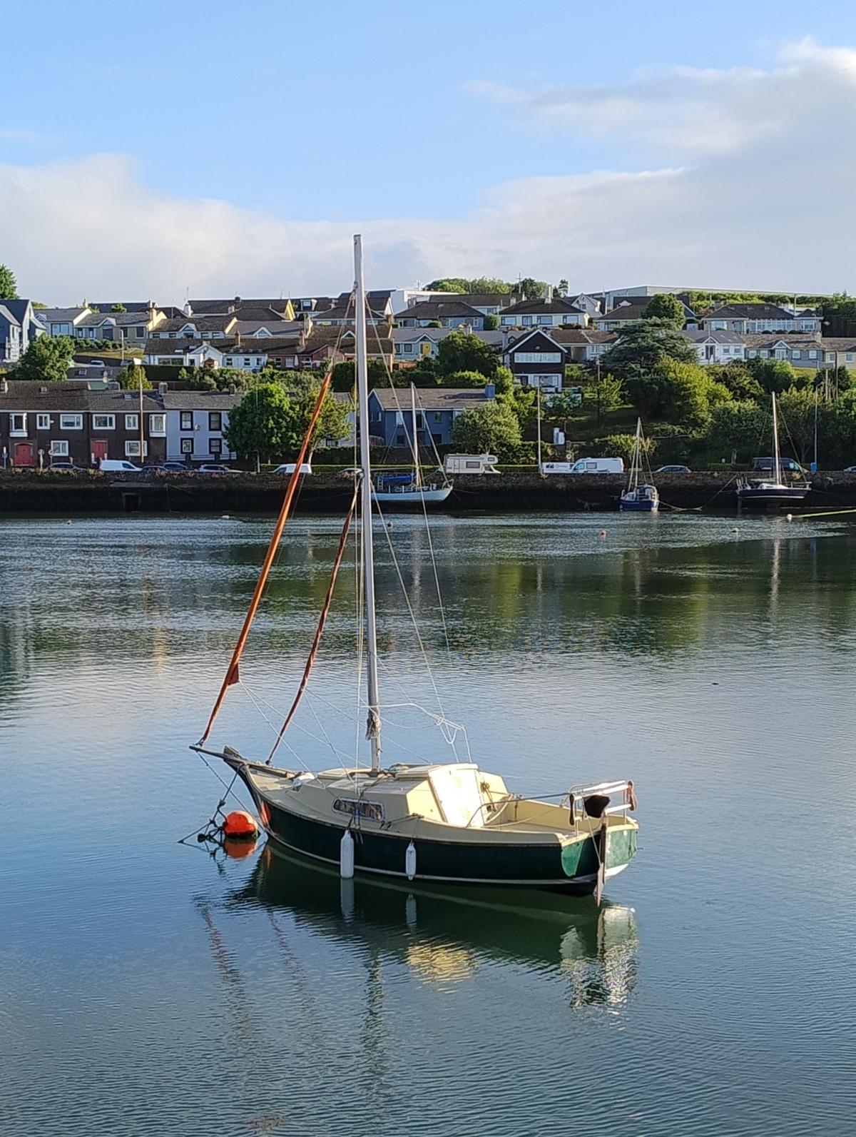 Kinsale, un coqueto pueblo costero que fue escenario de la Batalla de 1601, donde los rebeldes irlandeses, con apoyo español, se enfrentaron al ejército británico.