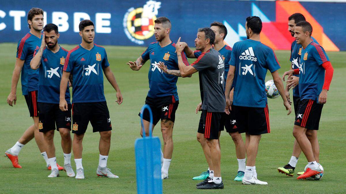 El entrenador de la selección española, Luis Enrique (centro), participa junto con varios jugadores en el entrenamiento de la selección de España, el 10 de septiembre de 2018, previo al partido con Croacia en la Liga de Naciones.