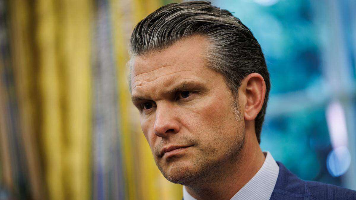 El secretario de Defensa, Pete Hegseth, con el presidente Donald Trump antes de firmar órdenes ejecutivas sobre energía nuclear en la Oficina Oval de la Casa Blanca, el 23 de mayo de 2025, en Washington, D.C.
