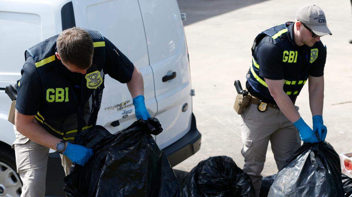 Agentes policiales de varios departamentos estatales de Georgia investigan el terreno alrededor del complejo de apartamentos Cielo Azulyk, mientras conducen una investigación y el arresto de José Antonio Ibarra, un inmigrante acusado de matar a la estudiante de enfermería Laken Hope Riley, en Atenas, Georgia, el viernes 23 de febrero de 2024.