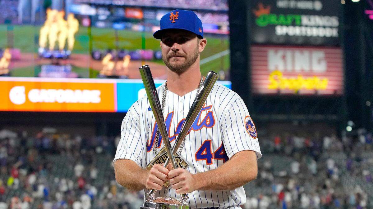 Pete Alonso, de los Mets de Nueva York, sostiene el trofeo que ganó en el Derby de Jonrones del Juego de Estrellas, celebrado el lunes 12 de julio de 2021, en Denver.