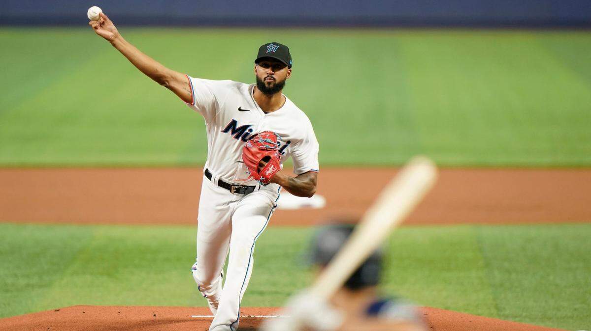 El abridor de los Marlins Sandy Alcántara permitió cinco carreras limpias con seis hits, incluidos un par de jonrones a la tanda de los Marineros de Seattle. Dio cuatro bases por bolas y ponchó a a seis en cinco y dos tercios de entradas el domingo en Miami.
