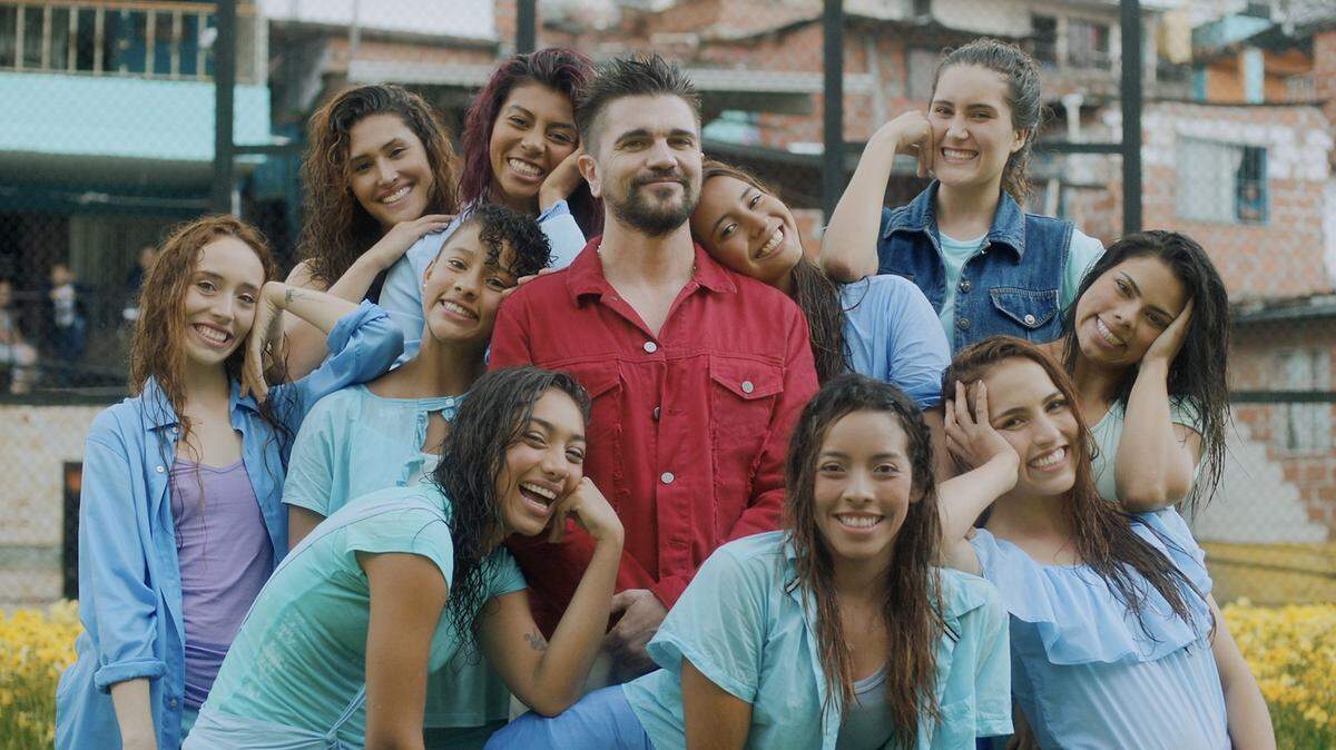 Juanes junto al grupo de muchachas que participaron en el video “Pa dentro’.