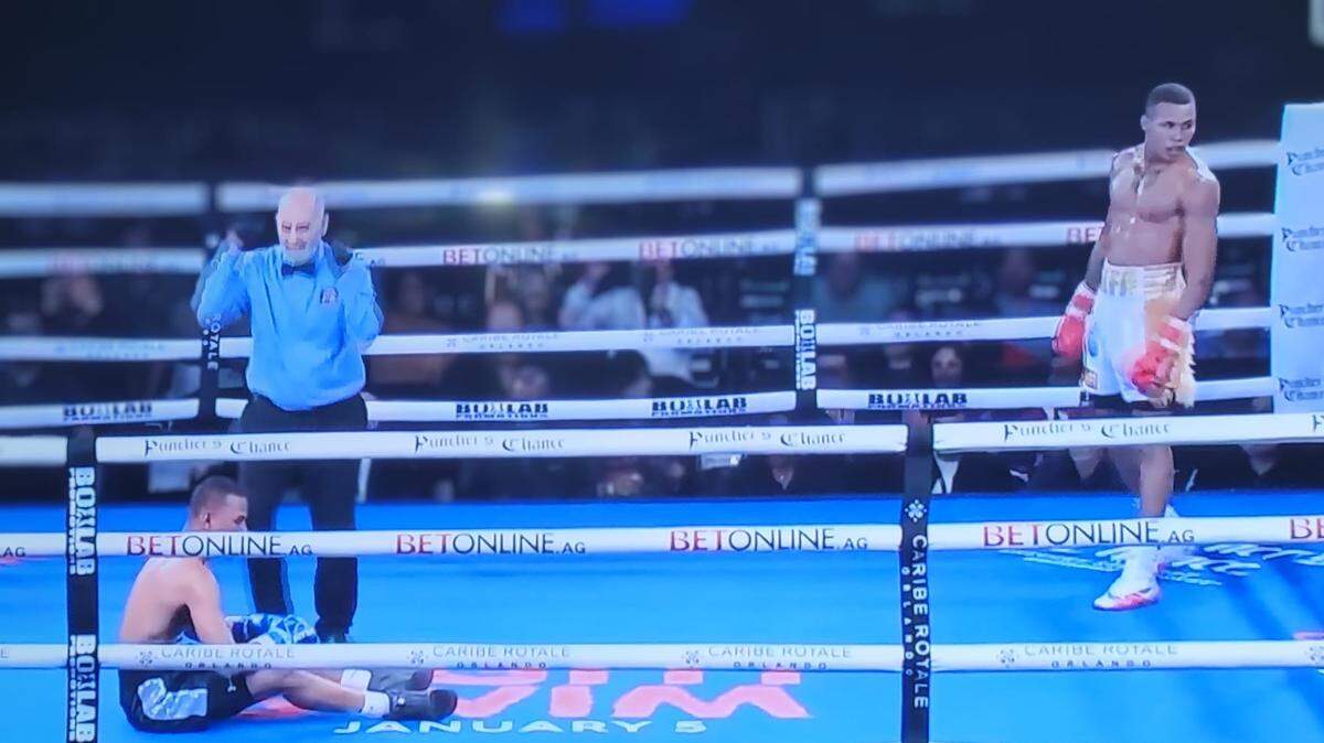 Kevin Brown, quien vive y entrena en Las Vegas bajo las órdenes del entrenador Ismael Salas, venció por nocaut ténico a Marcos “El Tigre” Jiménez para adjudicarse el campeonato continental de las Américas de la AMB del peso welter junior.