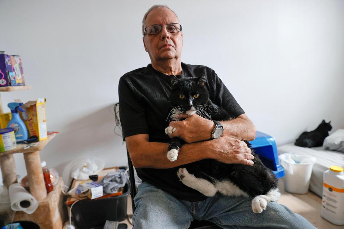 A Ismael Lorenzo le deben el depósito de su apartamento y el último mes, que no pudo vivirlo porque lo desalojaron del apartamento. Ahora está en un cuarto en Hialeah con sus gatos.