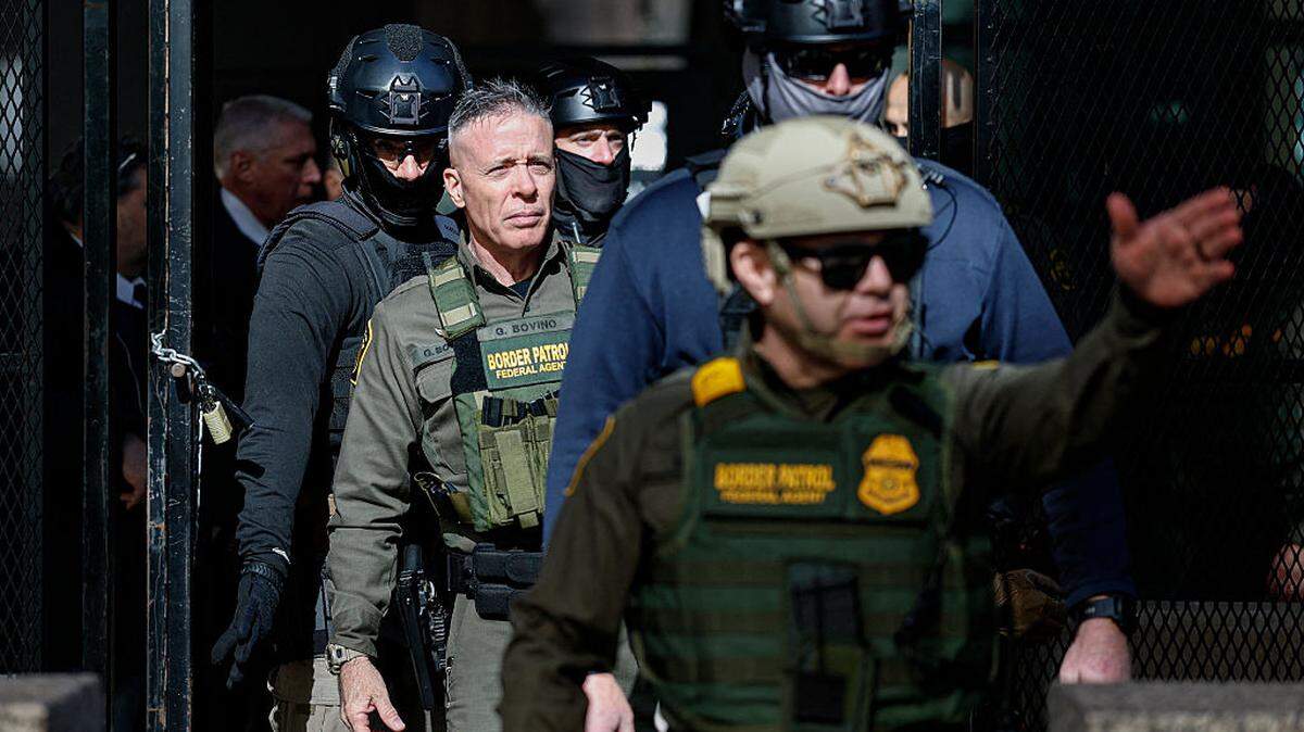 Foto de archivo del entonces comandante de la Agencia de Aduanas y Protección Fronteriza (CBP), Gregory Bovino (centro), cuando sale del tribunal federal en el Edificio Federal Dirksen tras su audiencia en Chicago, Illinois, el 28 de octubre de 2025.