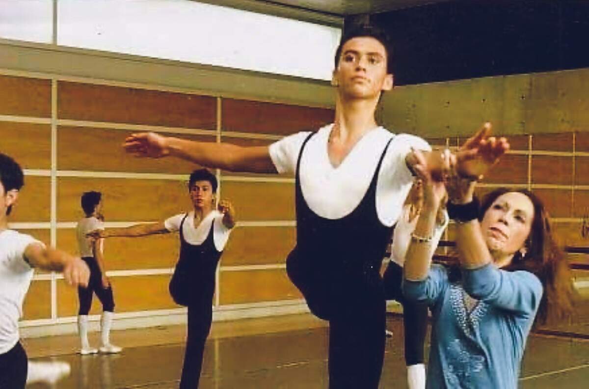 Corrigiendo a Habid B. Espinosa, alumno de 1er semestre de la carrera de Bailarín Ejecutante del Plan Especial para Varones, 2003. Escuela Nacional de Danza Clásica y Contemporánea. “La fotografía me la tomó un compañero, pero no me acuerdo quién fue”, confiesa la maestra. 