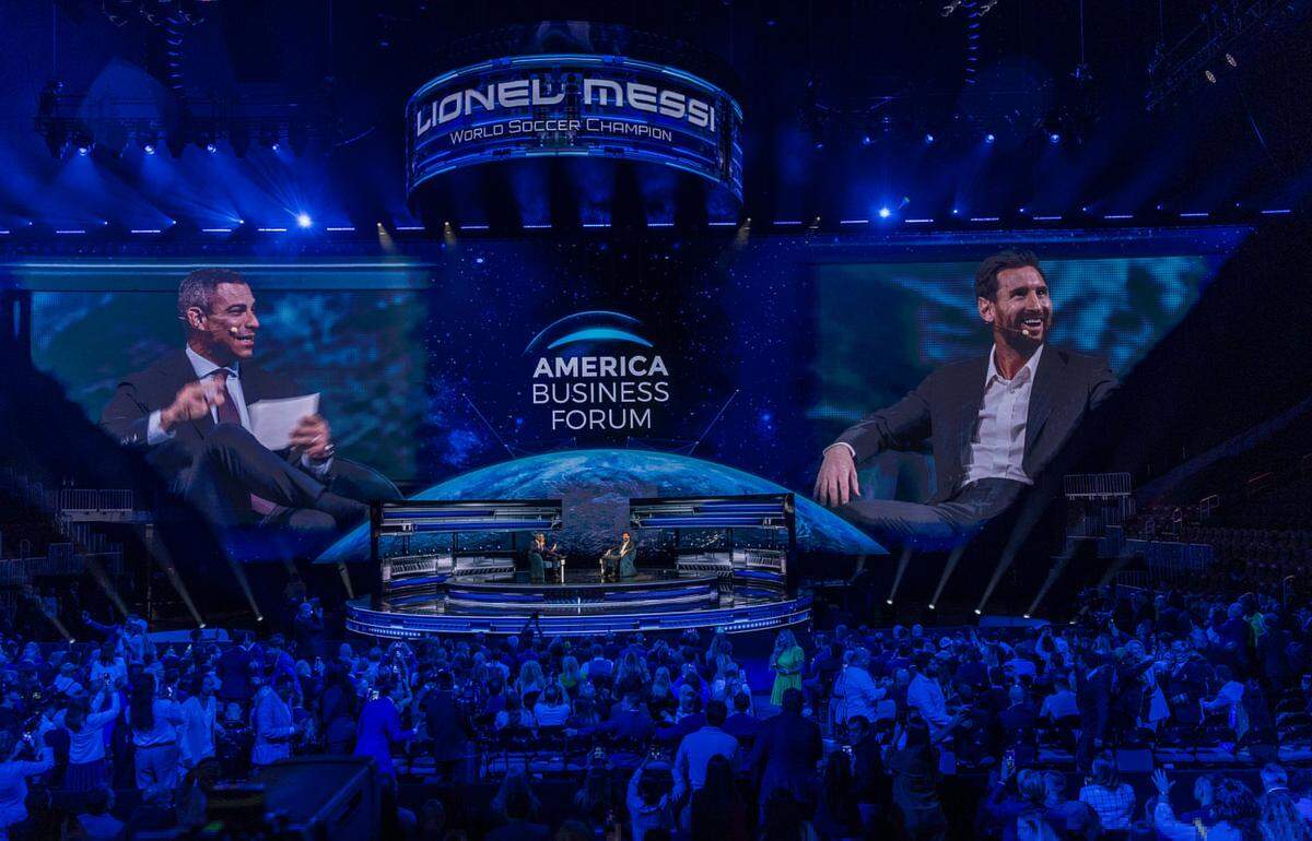 El alcalde de la ciudad de Miami Francis Suárez entrevista al astro Lionel Messi durante la sesión en el American Business Forum, el 5 de noviembre de 2025 en el Kaseya Center en Miami.