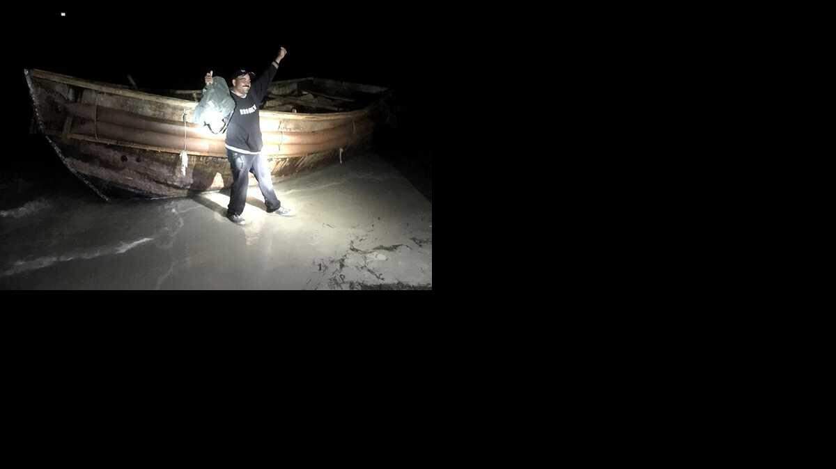 Uno de los 23 inmigrantes cubanos que llegaron en balsa en la madrugada del jueves a Cayo Hueso, Florida. 