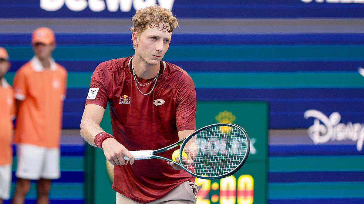 La joven promesa de 20 años del tenis español Martín Landaluce cayó el miércoles 7-6 (7/1) y 7-5 ante el  checo Jiri Lehecka y se despidió con la frente en alto del Miami Open. 