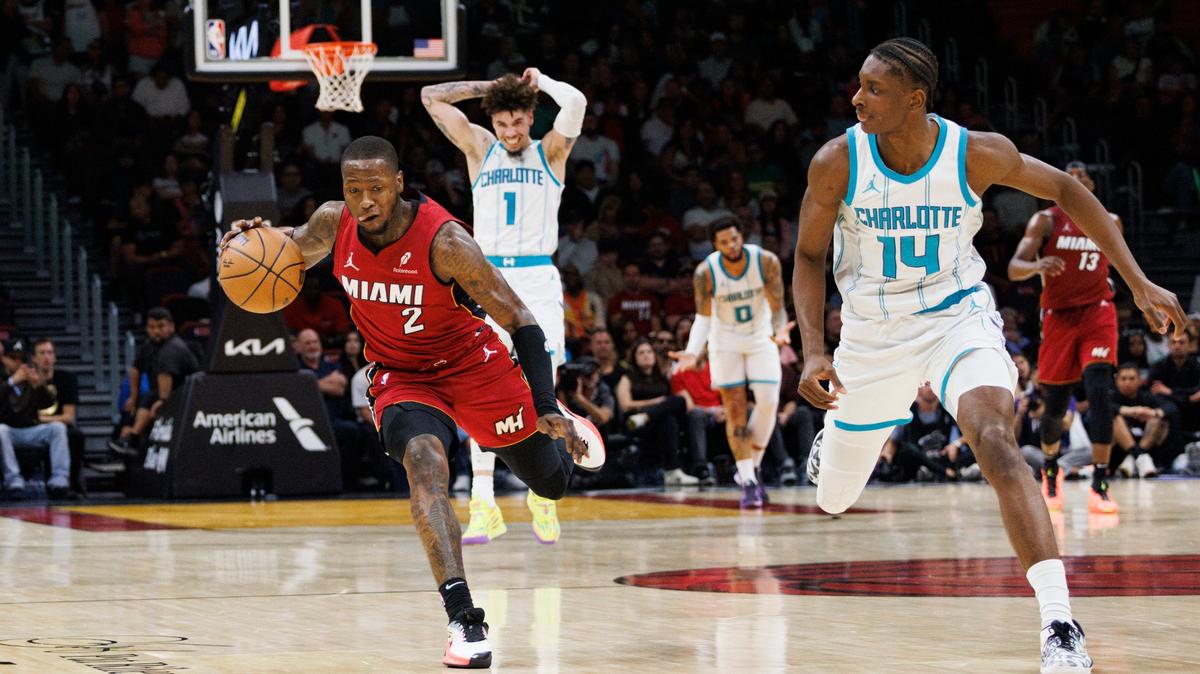 El escolta del Heat Terry Rozier (izq.) conduce el balón ante la marca de Moussa Diabate, de los Hornets de Charlotte, en el partido celebrado el 10 de marzo de 2025 en Miami.