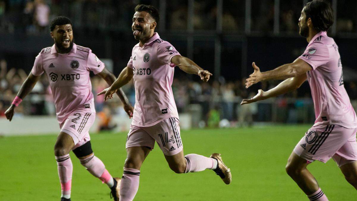 El delantero de Inter Miami Corentin Jean (14), centro, celebra con el defensor DeAndre Yedlin (2) y el mediocampista Rodolfo Pizarro (20) después de abrir el marcador contra Philadelphia Union durante la primera mitad de un partido de la MLS en el DRV PNK Stadium el sábado 4 de marzo. , 2023, en Fort Lauderdale, Florida.