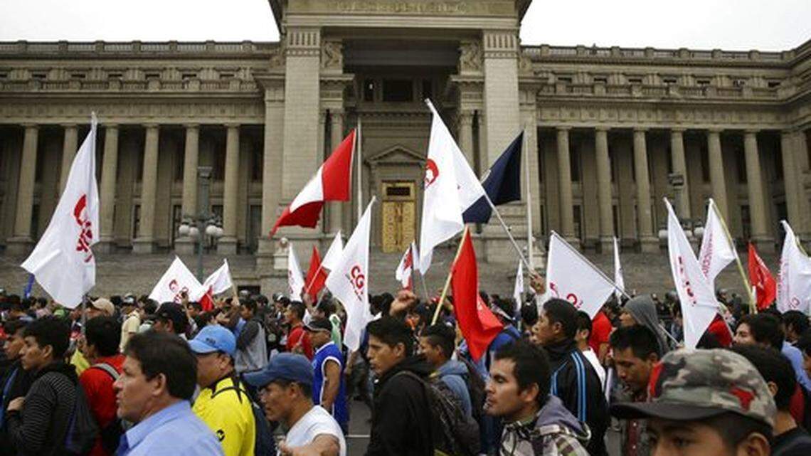 Un grupo de manifestantes protesta contra la corrupción frente a la Corte Suprema en Lima, Perú, el jueves 19 de julio de 2018. El último escándalo que enardeció a esta nación sudamericana involucra a algunos de los jueces y funcionarios políticos de más alto rango del país, y ocurre solo cuatro meses después de que el presidente Pedro Pablo Kuczynski renunció en una investigación separada sobre corrupción. (AP Foto/Martín Mejía)
