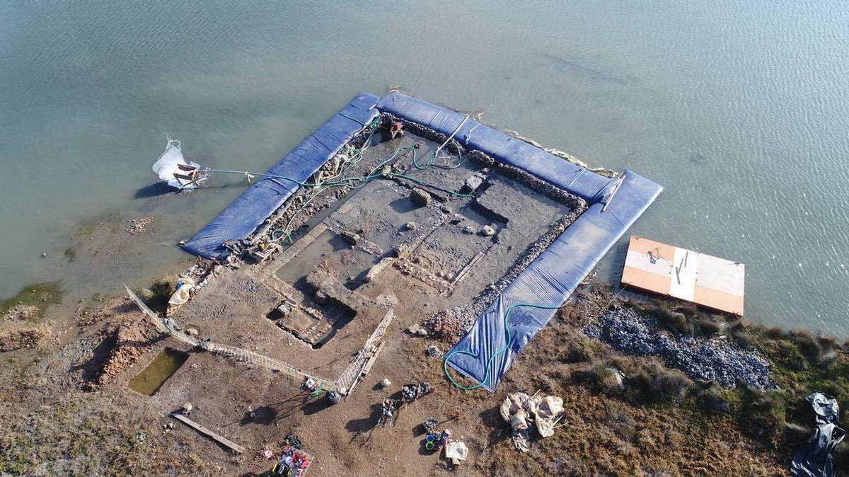 Equipo de arqueólogos encuentran en ruinas griegas sumergidas una gran cantidad de artefacto milenarios.