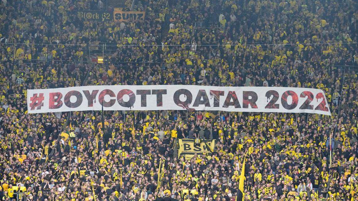 La falta de una indemnización para las familias de los trabajadores fallecidos sigue implicando una maldita tarjeta roja para Catar. En la foto, una pancarta pide boicotear la Copa del Mundo durante un partido de la liga alemana entre el Borussia Dortmund y VfB Stuttgart, el 22 de octubre de 2022. 