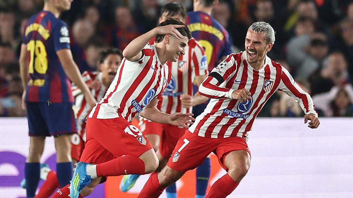 El delantero argentino del Atlético de Madrid, Julián Álvarez (19), celebra el primer gol de su equipo junto al delantero francés del Atlético de Madrid, Antoine Griezmann (7), durante el partido de ida de los cuartos de final de la UEFA Champions League entre el FC Barcelona y el Club Atlético de Madrid, disputado en el estadio Camp Nou de Barcelona, el miércoles 8 de abril de 2026.