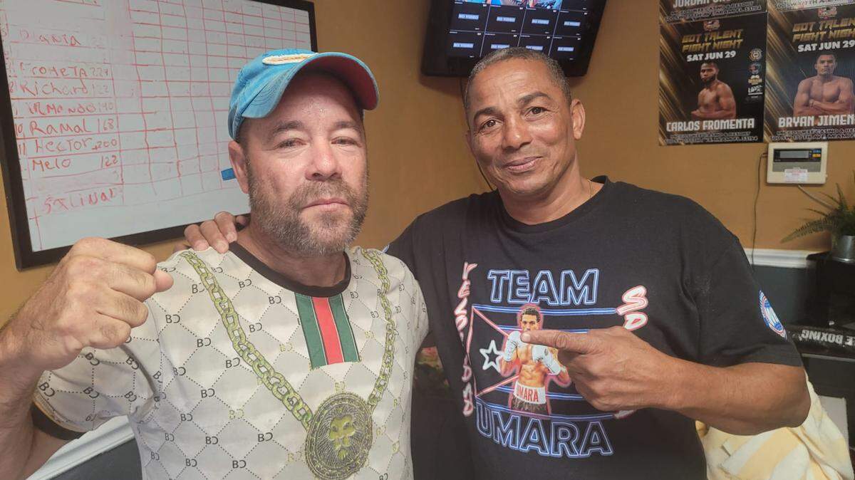 Armando Meroles (izq.) con su profesor de boxeo José Barrizonte en el Moros Gym en Miami.