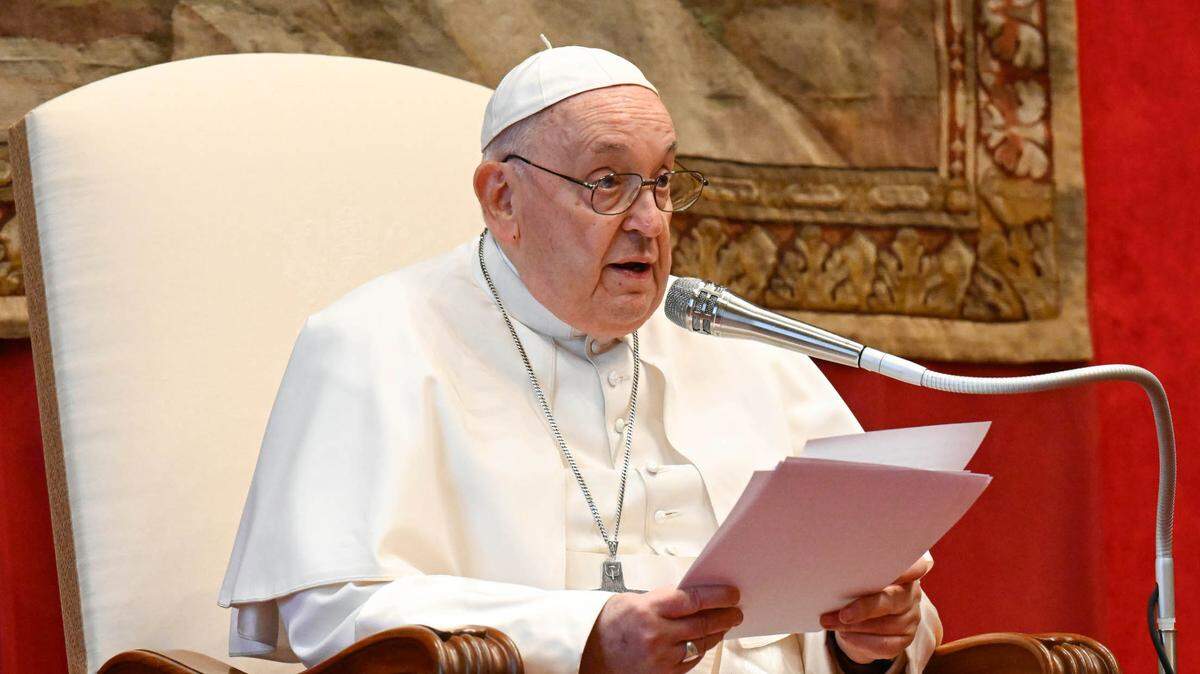 El papa Francisco pidió el lunes una prohibición universal a la “deplorable” práctica de la gestación subrogada, e incluyó la “comercialización” del embarazo en un discurso anual que enumera las amenazas para la paz global y la dignidad humana.