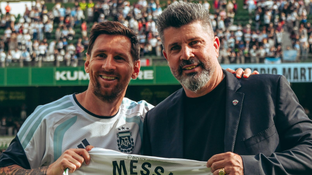 Al término de la sesión de entrenamiento del jueves, Lionel Messi recibió una camiseta del Elche con el dorsal 10 y su nombre a la espalda.
