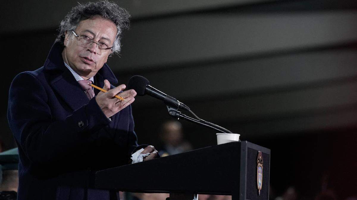 El presidente de Colombia, Gustavo Petro, pronuncia un discurso durante una ceremonia militar para presentar a los nuevos comandantes de las Fuerzas Armadas en Bogotá, el 29 de diciembre de 2025.