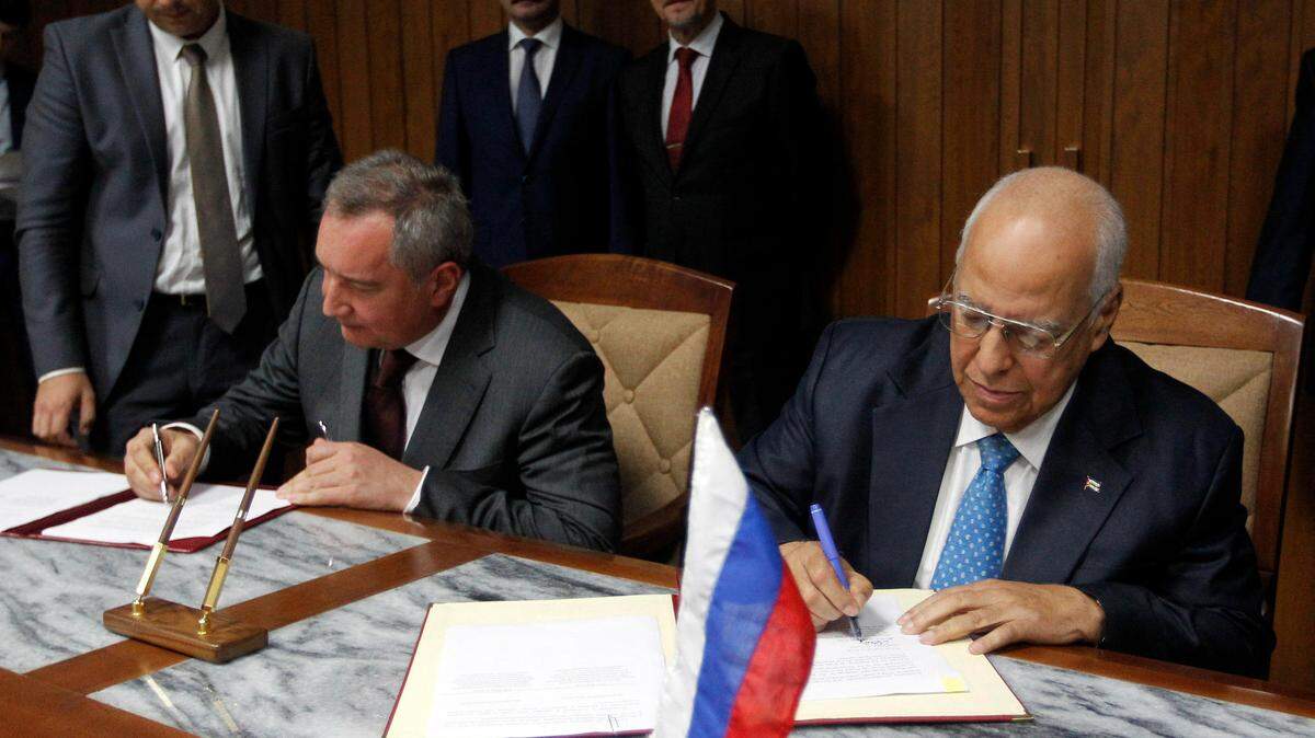 Foto de archivo del 8 de diciembre de 2016. Ricardo Cabrisas, viceprimer ministro de Cuba y principal negociador de su deuda externa (derecha) se reunió en Francia con Emmanuel Moulin, director General del Tesoro y Presidente del Club de París, entidad con la que La Habana mantiene impagos y a la que podría pedir un nuevo aplazamiento.