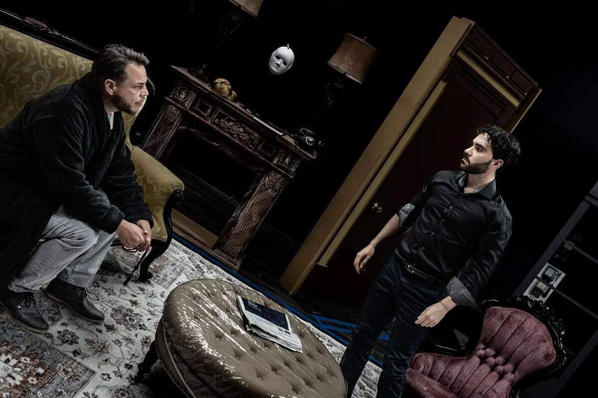 Los actores José Luis Pérez y Eric Becerra ensayan una escena de la obra, que estará en cartelera desde el jueves 27 hasta el domingo 30 de marzo en el Teatro Manuel Artime. 