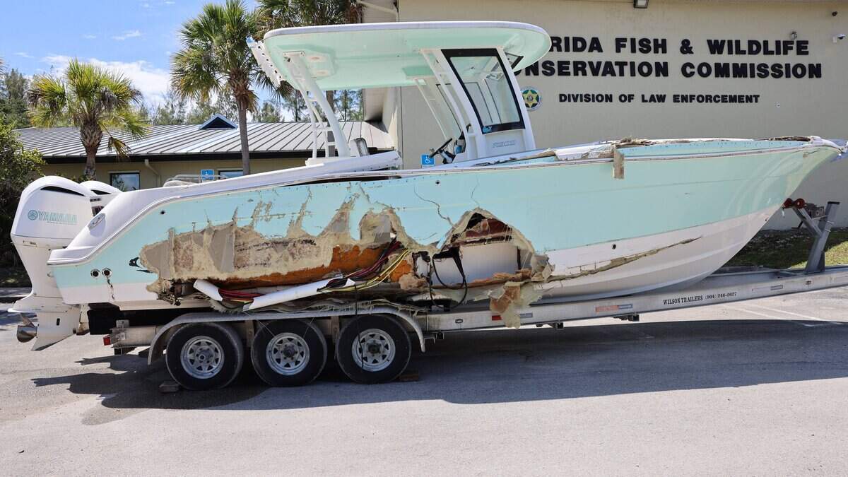 La embarcación accidentada, propiedad del agente inmobiliario de Doral George Pino, se muestra a los miembros de la prensa después de que el jurado se retirara a deliberar en el juicio contra Pino por homicidio en accidente de embarcación y homicidio involuntario, el jueves 11 de junio de 2026, en el depósito de la Comisión de Conservación de Pesca y Vida Silvestre de Florida en North Miami.
