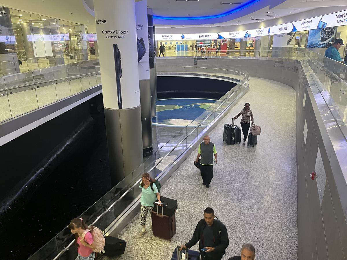 Foto de archivo de viajeros en el Aeropuerto Internacional de Miami (MIA).