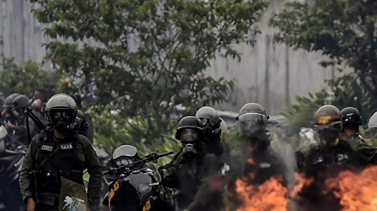 El personal de la Guardia Nacional Venezolana se enfrenta a activistas de la oposición en Caracas el 13 de abril de 2017.
