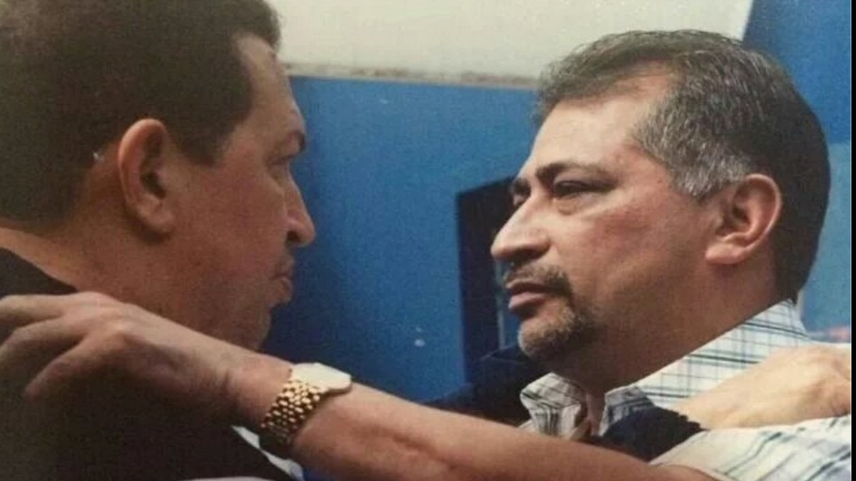 Aníbal Chávez, derecha, junto al ex presidente Hugo Chávez, en una foto sin fechar. 