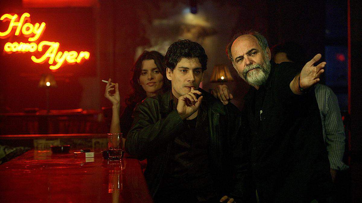 León Ichaso, director de cine cubanoamericano, durante la filmación de una escena de su película “Paraíso” con los actores Tamara Melián y Adrián Mas en el club Hoy Como Ayer de Miami, en febrero de 2008. La filmografía del director incluye títulos tan conocidos como “El Super”, “Bitter Sugar”, “El cantante”, “Paraíso” y “Piñero”, entre otros.
