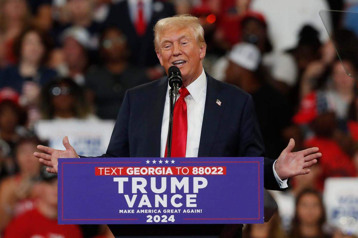 FOTO DE archivo. &nbsp;El expresidente estadounidense y candidato electoral republicano Donald Trump aseguró que la inmigración ilegal le “salvó” la vida el día de su ataque y bromeó con que incluso va a dormir con el gráfico que mostró al público y que al girar la cabeza le permitió esquivar la bala.