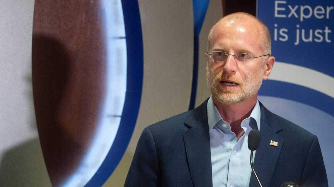 Trump elige al republicano Brendan Carr para dirigir la Comisión Federal de Comunicaciones