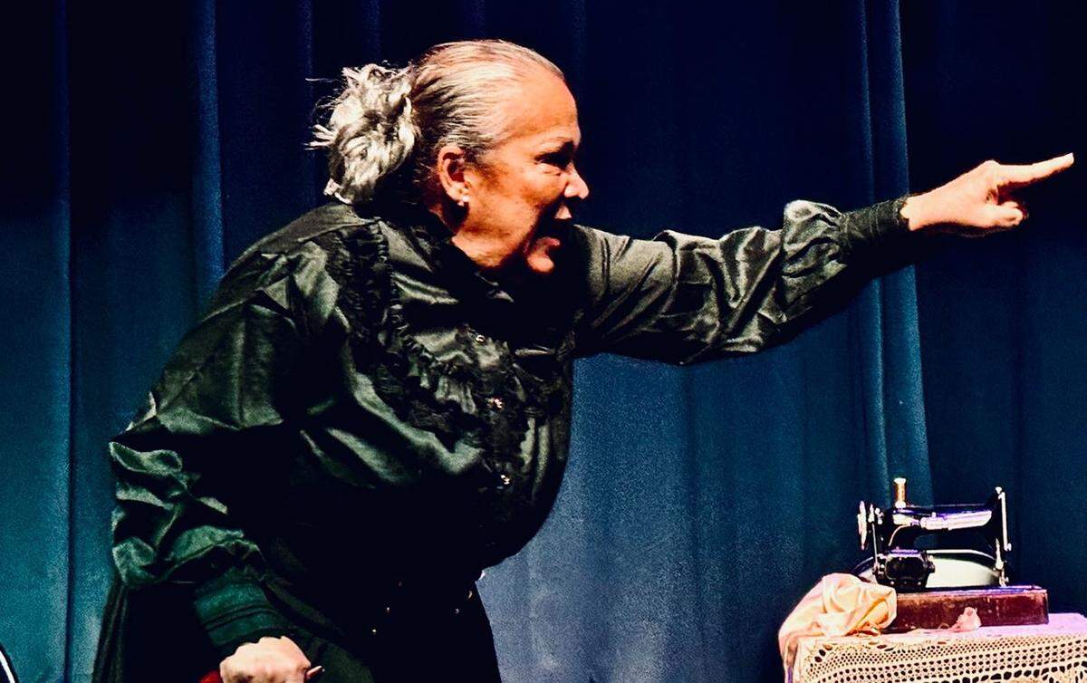  “Las madres de Lorca tienen particularidades de carácter, son fuertes y decididas, celan a sus hijos y se enfrentan a la vida solas con sus decisiones”, dice Alba Raquel Barros, vista aquí como Bernarda Alba en una escena de la obra. 