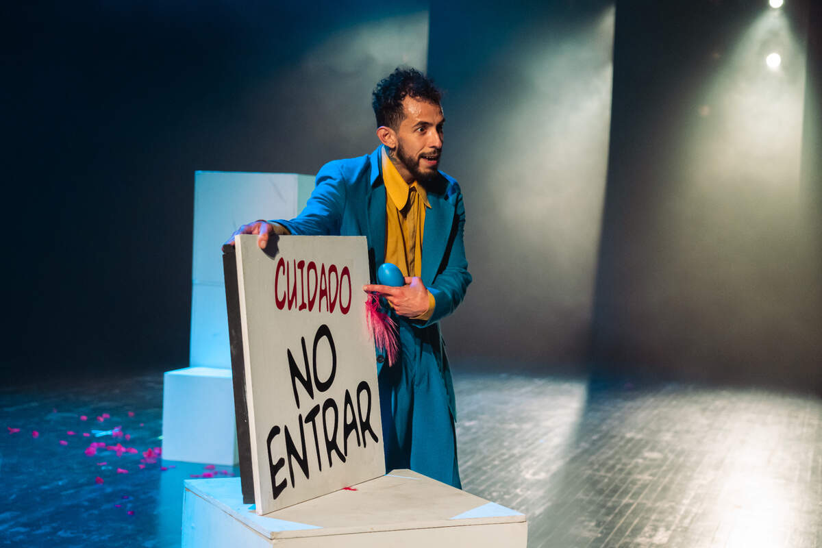 Fernando Leija Flores le muestra al público el letrero que antes había ignorado en “Miedo come todo… sueños al vuelo”.