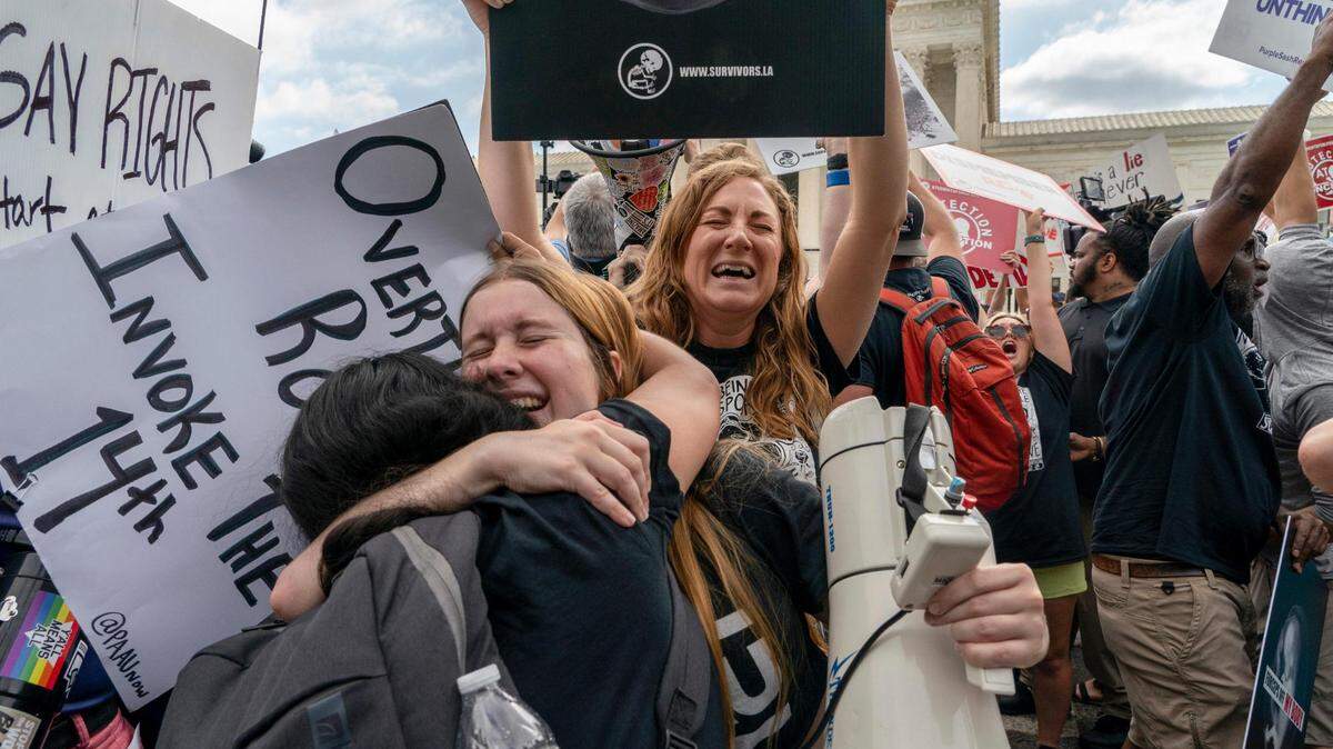 Manifestantes antiaborto celebran tras la decisión de la Corte Suprema de anular el caso Roe vs. Wade, que protege el derecho al aborto a nivel federal, en Washington, el viernes 24 de junio de 2022.