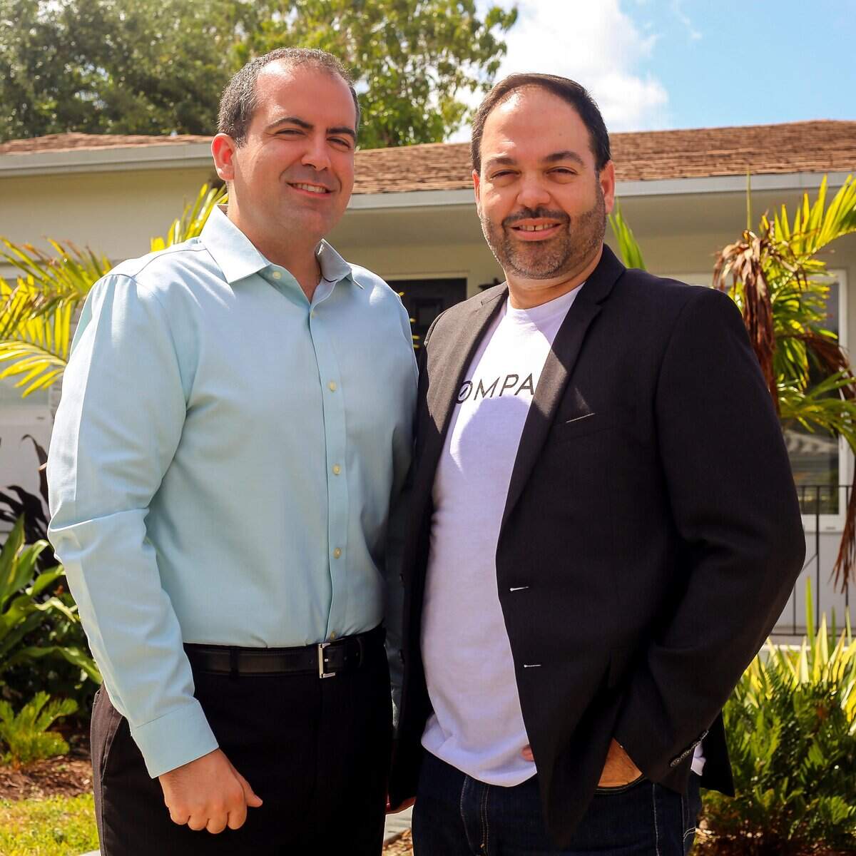 Jorge Fernández y Yasser Ponce, agentes de bienes raíces de la compañía Compass, frente a una de las propiedades en venta en Miami.